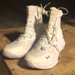 Under Armour UA HOVR Highlight women’s volleyball shoes white gold 5.5